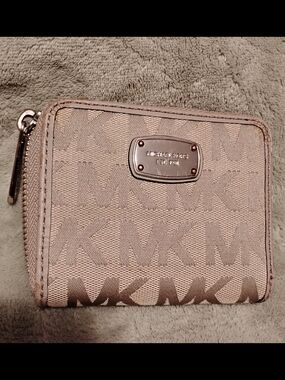 Michael Kors Signature MK Zip Wallet in Light Taupe